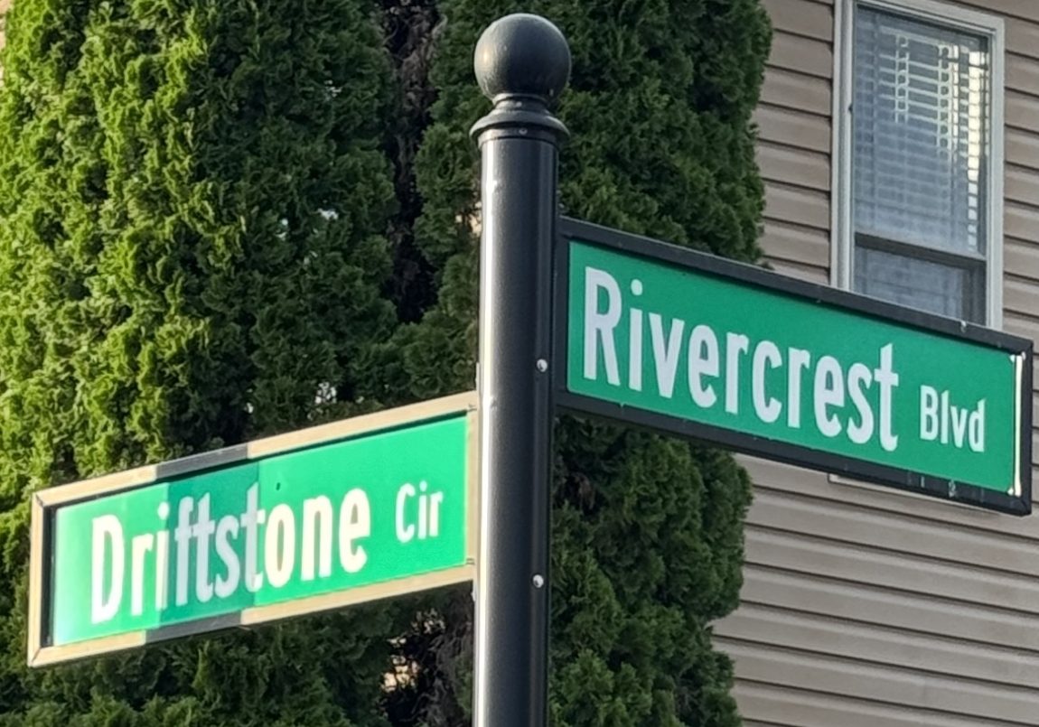 Rivercrest Blvd and Driftstone Cir street signs